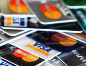 НБУ постановил выдавать доллары и евро с платежных карт только в гривне
