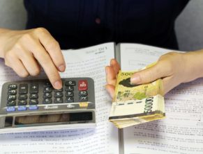 Банкир считает деньги